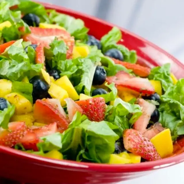 Salada colorida com legumes frescos