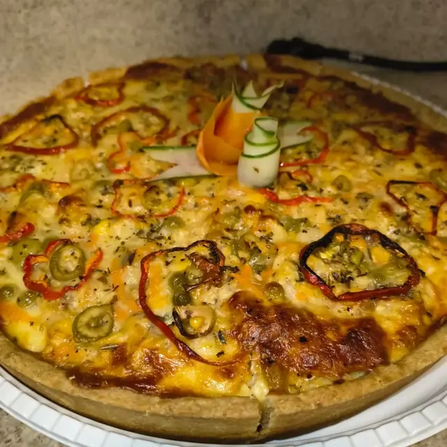 Torta de legumes assada com fatias de abobrinha