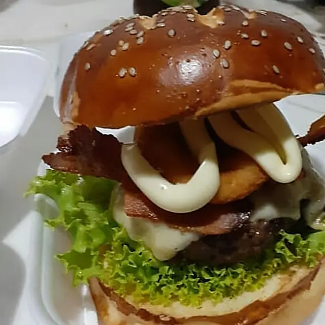 Hambúrguer artesanal montado com queijo e cebola